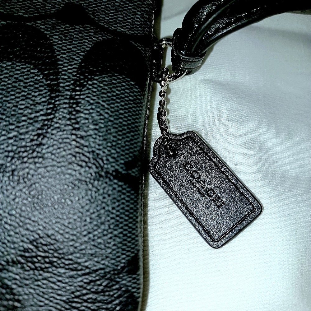 🆕️ COACH DOUBLE ZIPPER WRISTLET. WITH TAGS - Picture 7 of 11